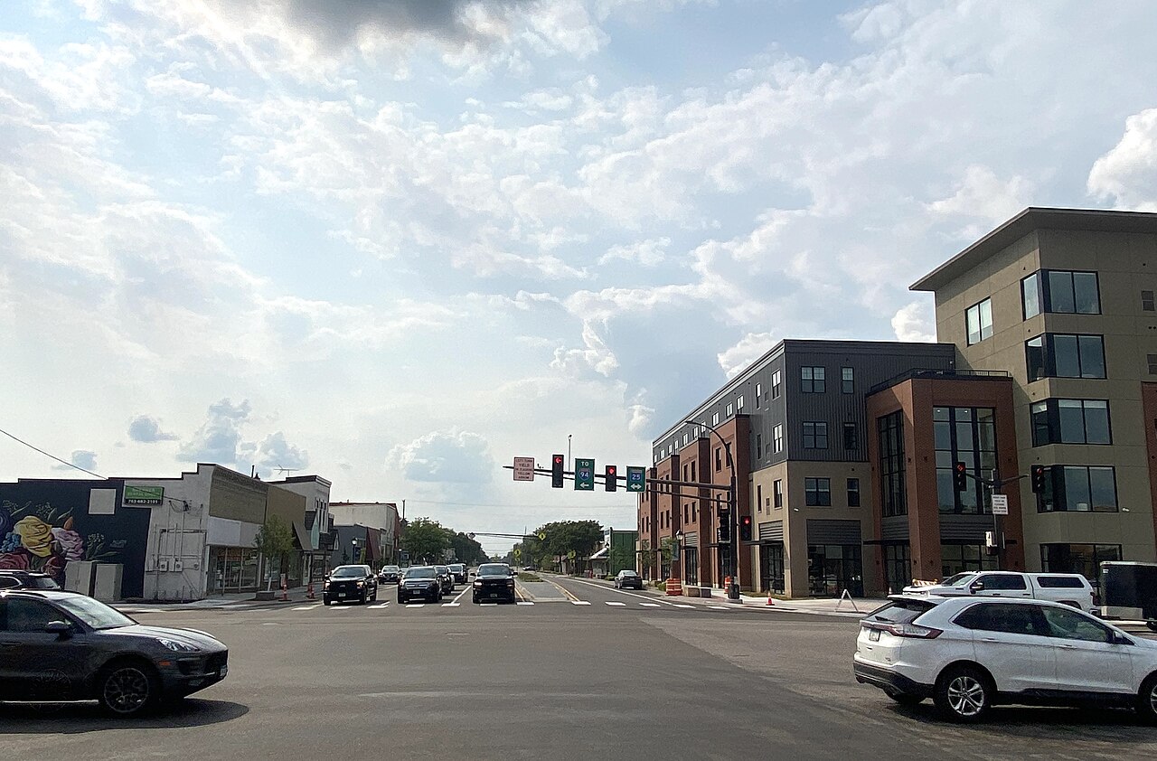 Buildings and intersection at Broadway and Pine Streets in Monticello